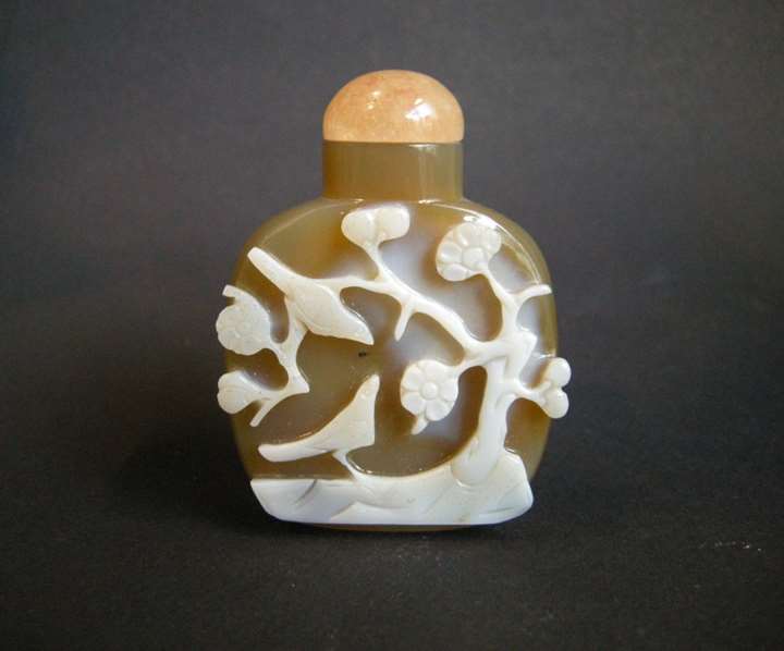 Snuff bottle agate sculpted in the white color with birds and flowers